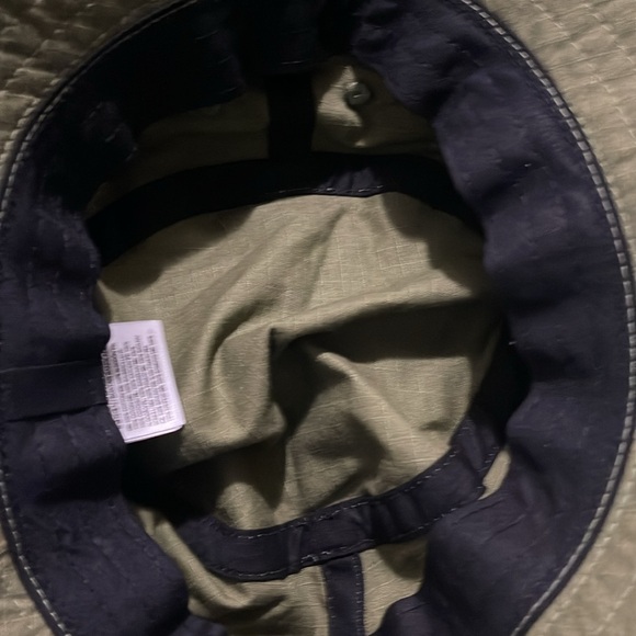 New never worn vans bucket hat size youth large/extra large. Colour is green. - Picture 4 of 4